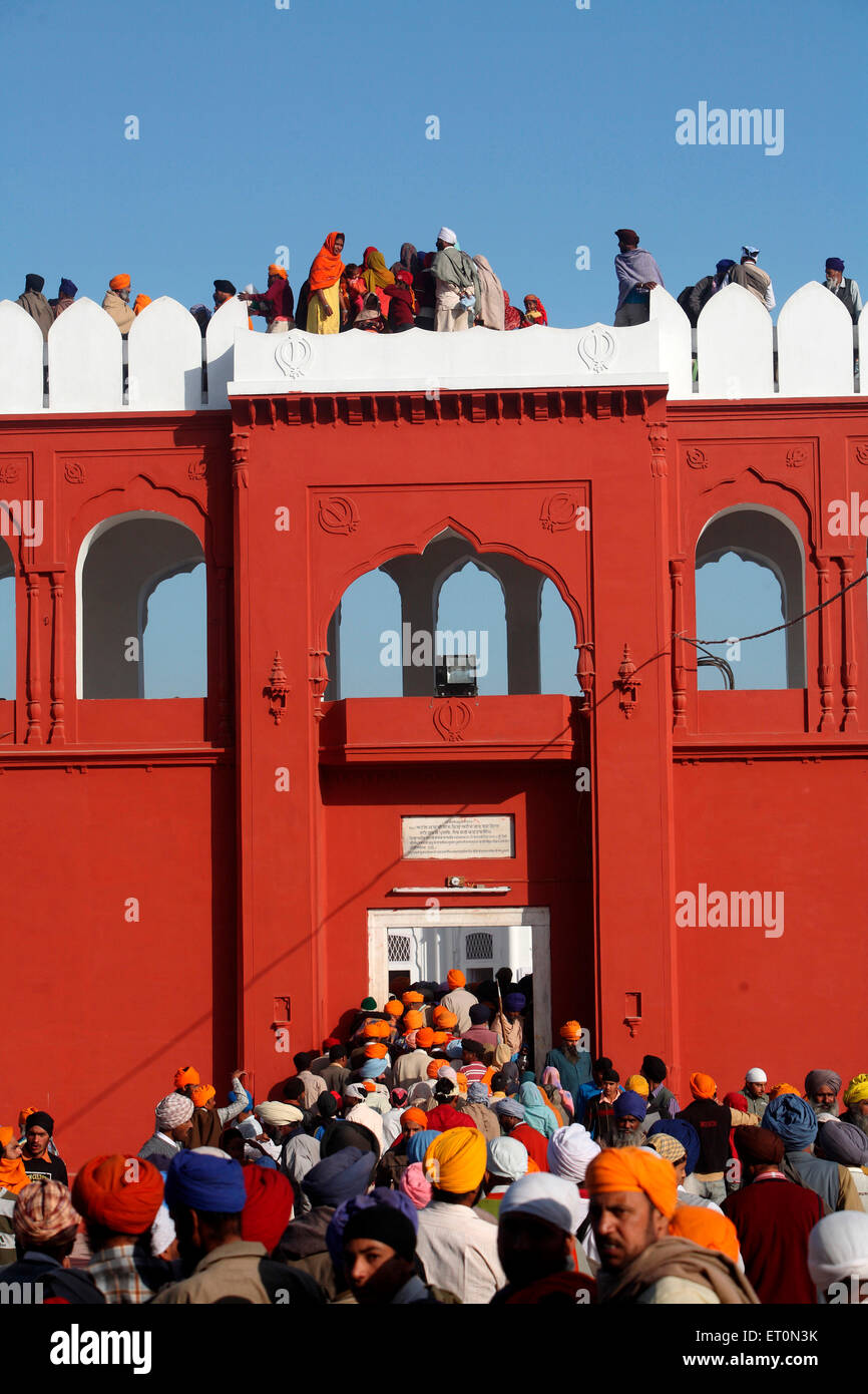 Anhänger am Eingang des Anandgarh Forts während der Feier der Hola Mohalla an Anandpur Sahib Rupnagar Stockfoto