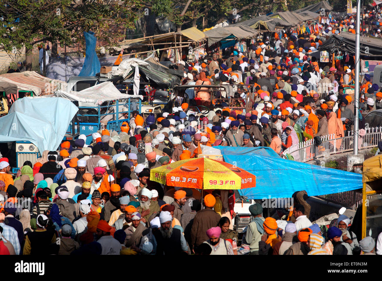 Masse auf Straßen während Hola Mohalla Festivals bei Anandpur Sahib Stadt im Rupnagar Bezirk; Punjab; Indien Stockfoto