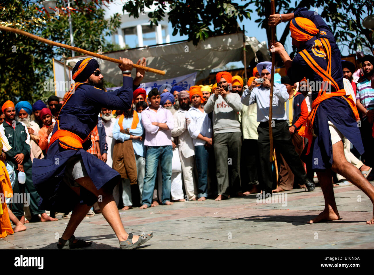 Nihang oder Sikh Krieger Durchführung Stunts mit Holzstäbchen in während Hola Mohalla feiern bei Anandpur sahib Stockfoto