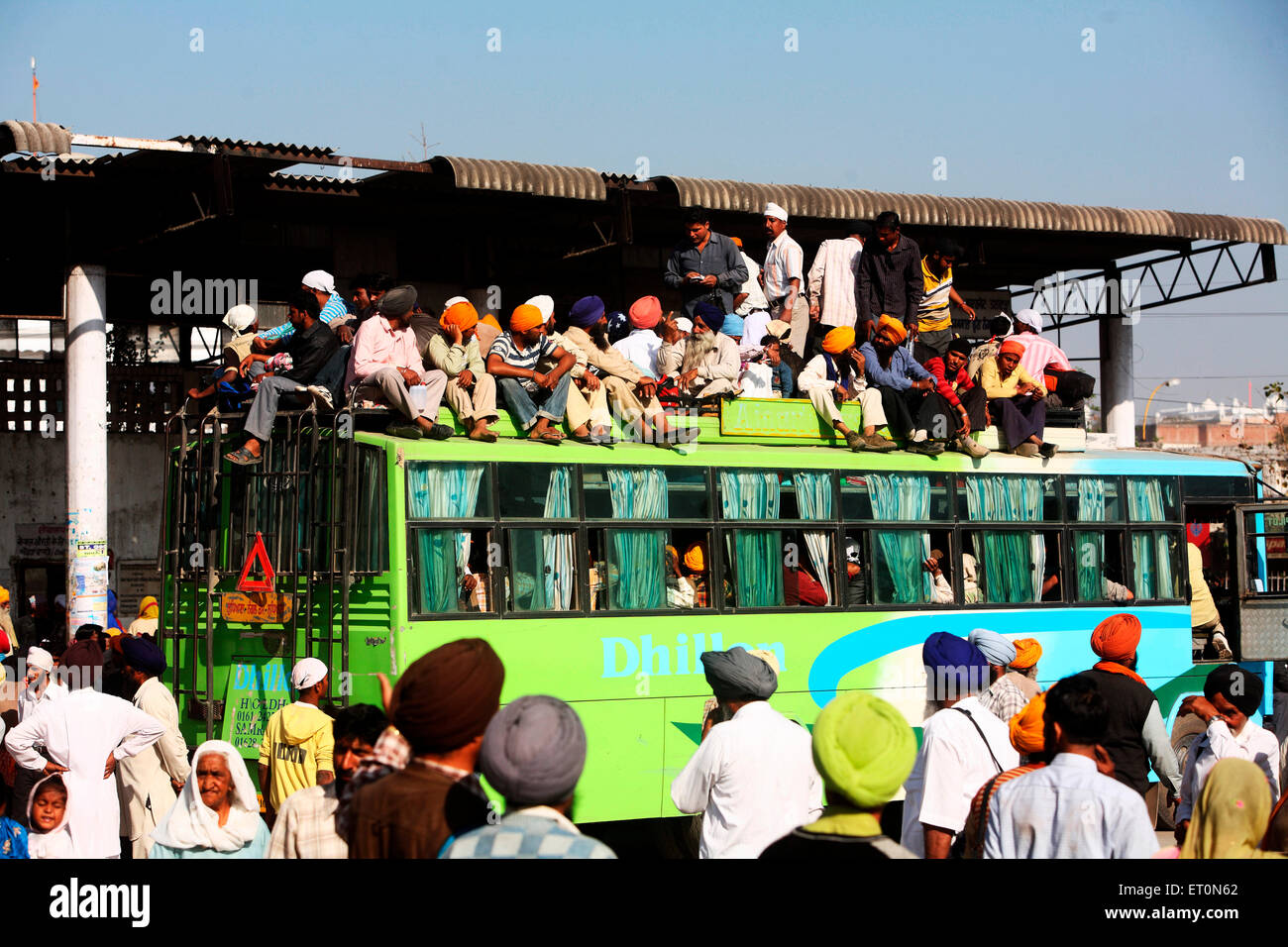 Menschen, die unterwegs auf dem Dach des Busses in Punjab; Indien Stockfoto