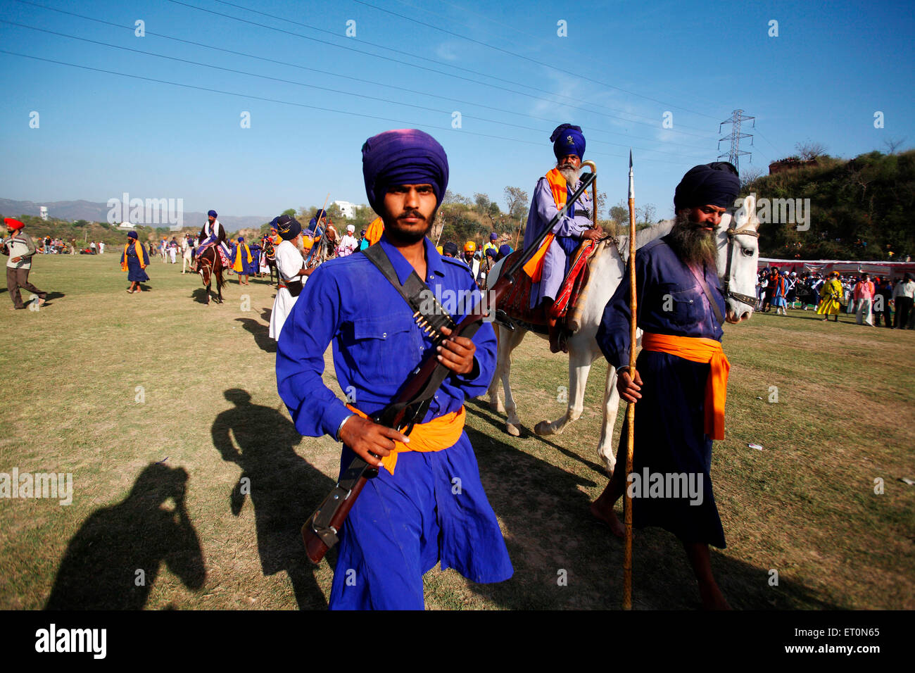 Nihang oder Sikh Krieger tragen Gewehr während Hola Mohalla Feier bei Anandpur Sahib in Rupnagar Bezirk Punjab Stockfoto