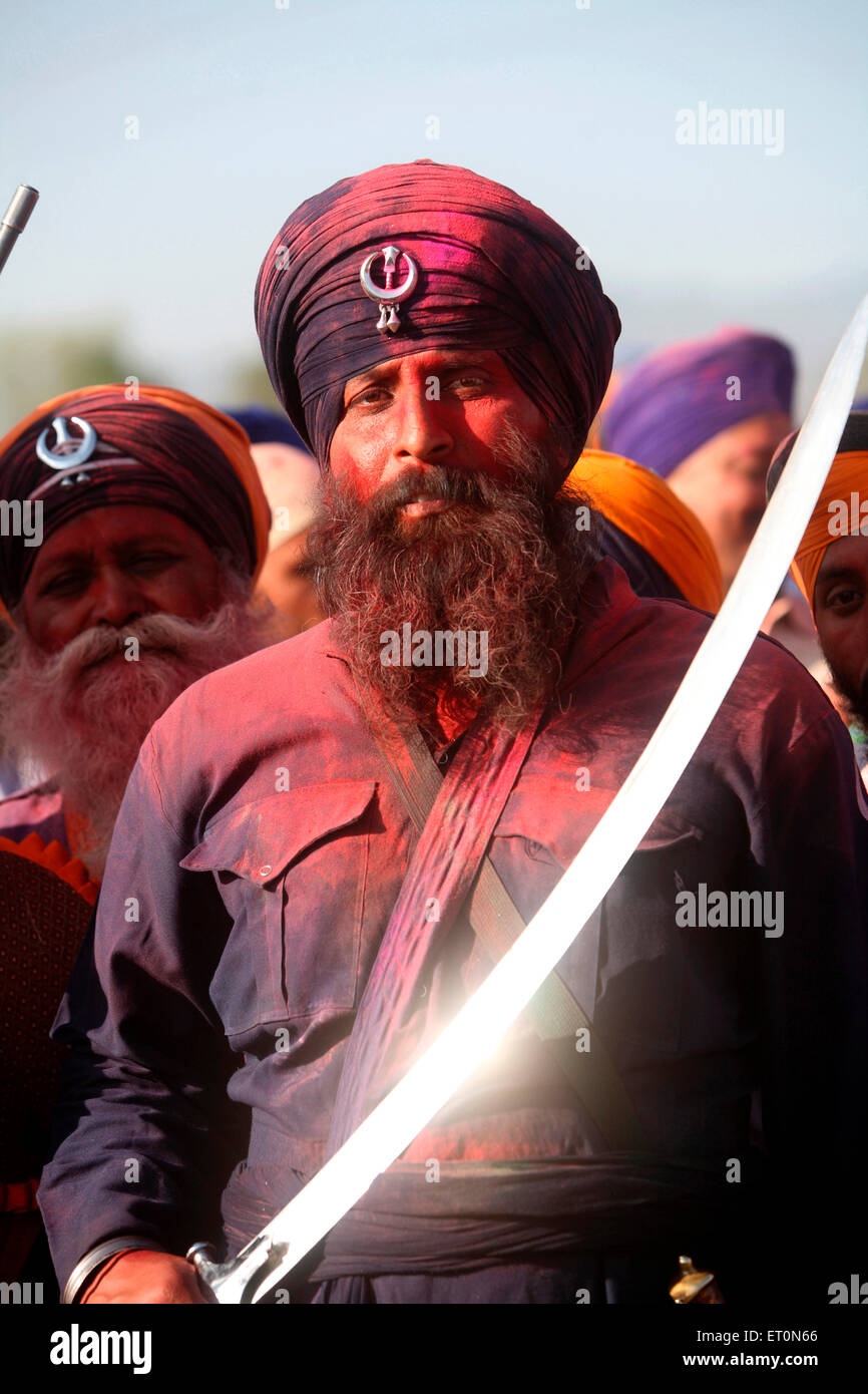 Nihang oder Sikh Krieger mit Schwert eingetaucht gulal während Holi-Fest mit Feier der Hola Mohalla an Anandpur Stockfoto