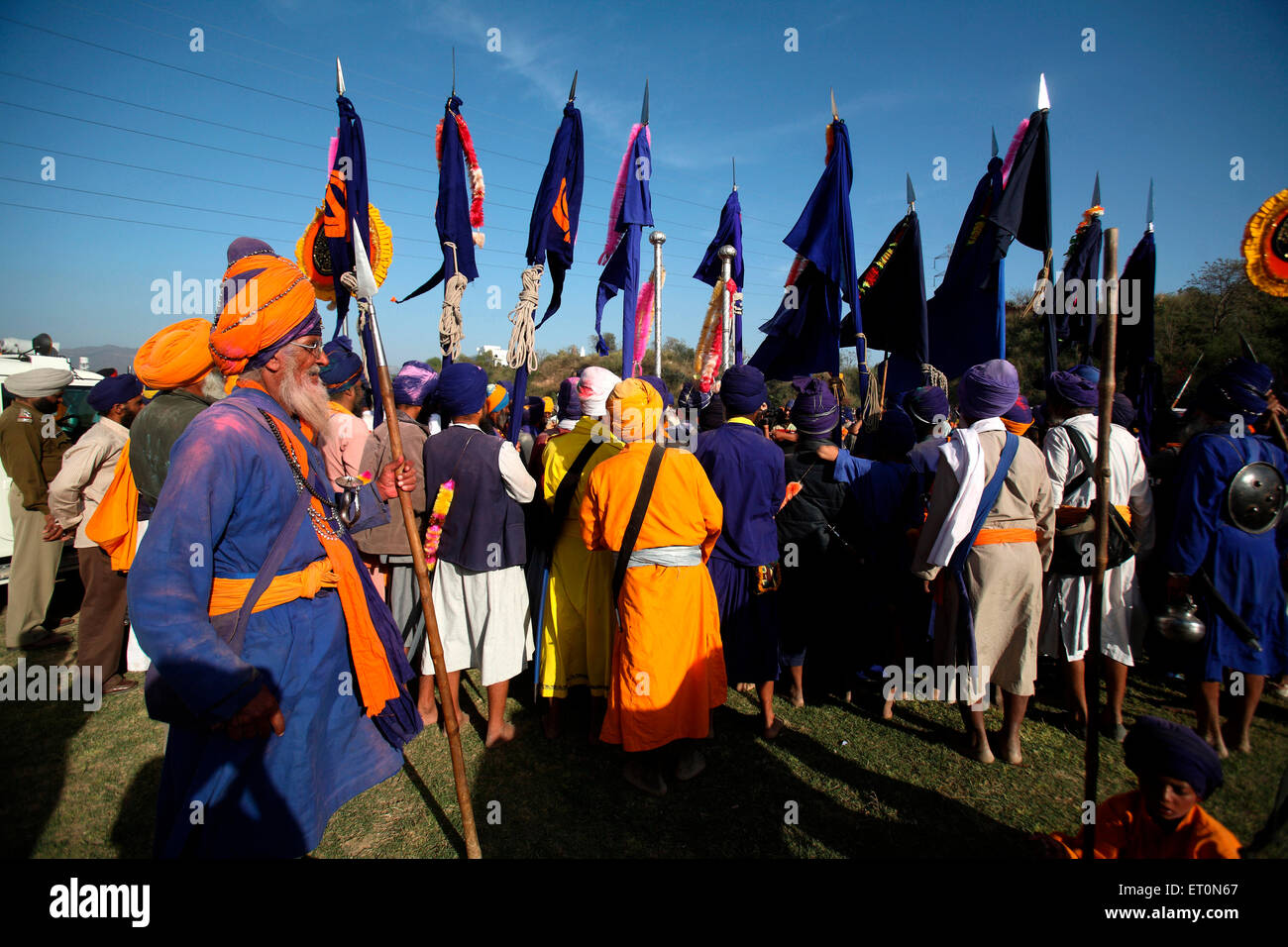 Nihangs oder Sikh Krieger mit Fahnen während Hola Mohalla Feier bei Anandpur Sahib in Rupnagar Stockfoto