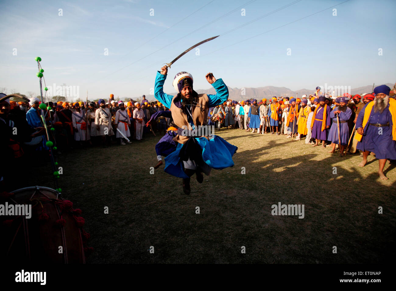 Nihang oder Sikh Krieger Stunts mit Schwert während der Hola Mohalla Feier bei Anandpur Sahib durchführen Stockfoto