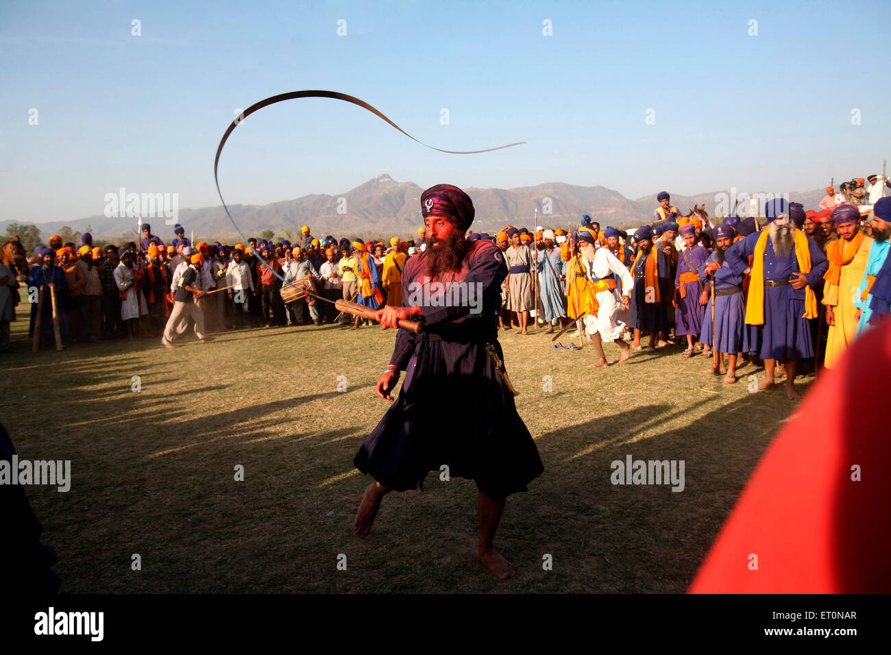Nihang oder Sikh Krieger mit Schwert eingetaucht gulal während Holi-Fest mit Feier der Hola Mohalla an Anandpur Sahib Stockfoto