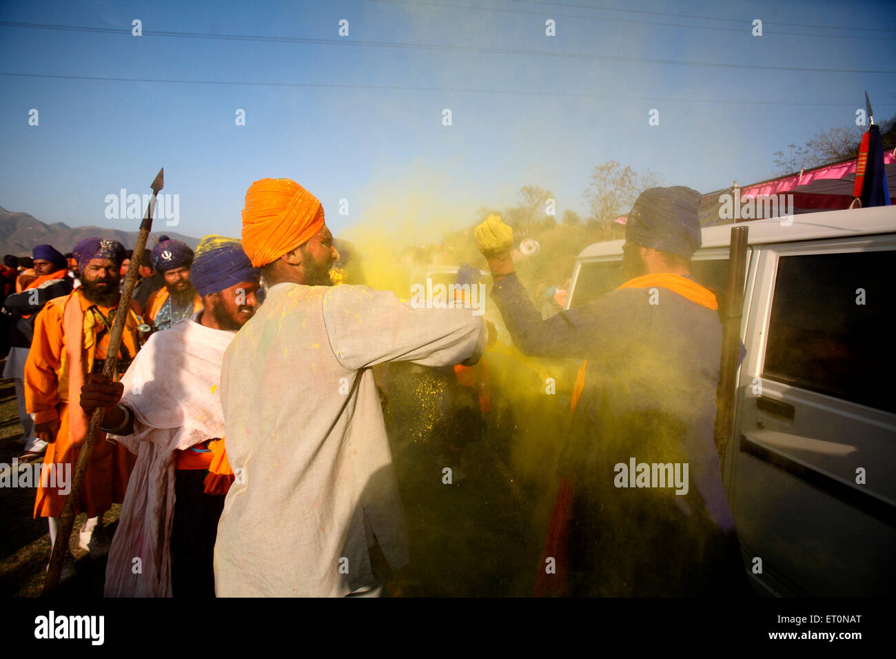 Nihangs oder Sikh Krieger werfen Farben auf einander während Holi-Fest mit Feier der Hola Mohalla an Anandpur sahib Stockfoto