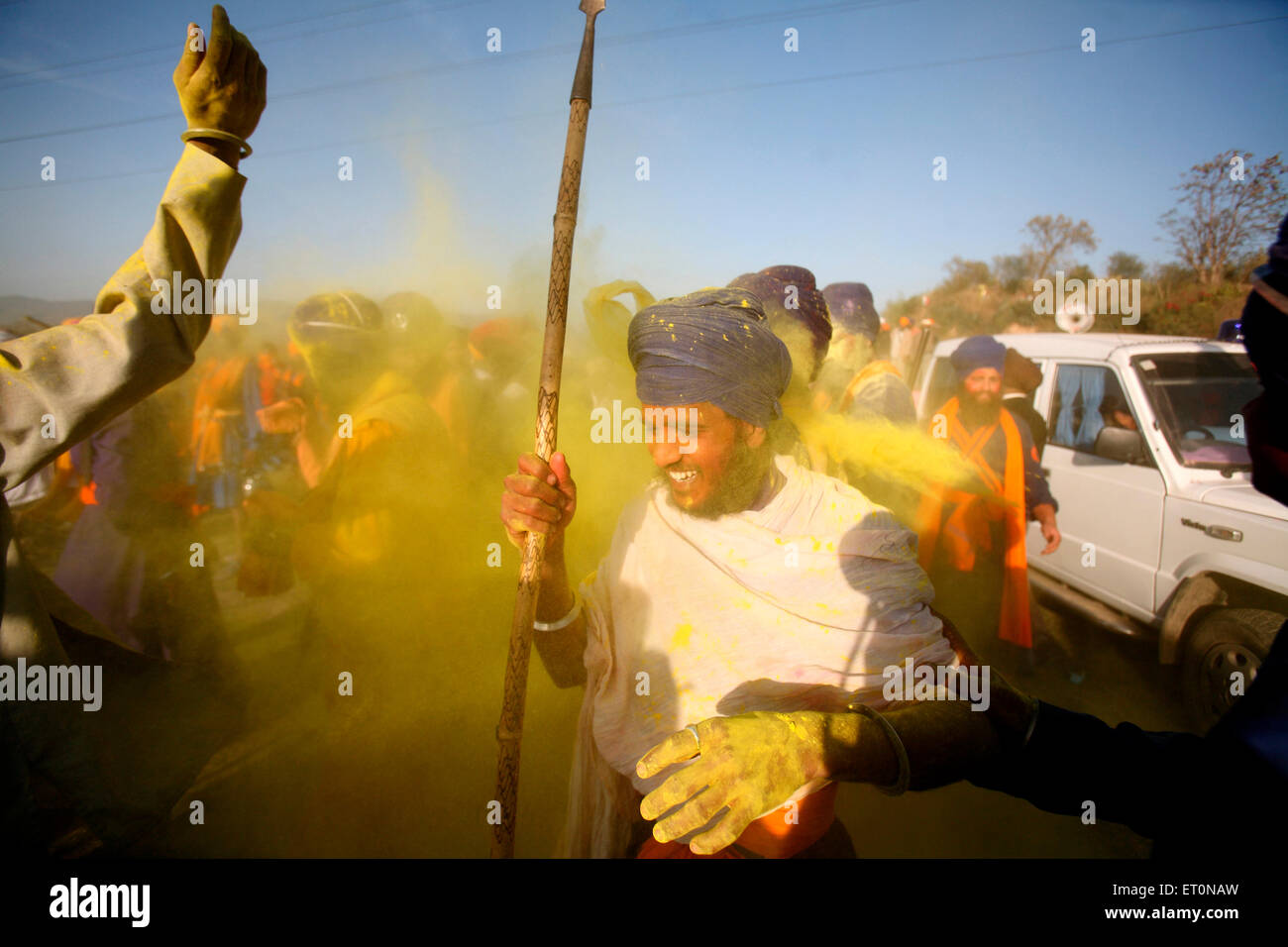 Nihangs oder Sikh Krieger werfen Farben auf jedem anderen während Holi Festival mit Feier der Hola Mohalla in Anandpur Sahib Punjab Indien - Stockfoto