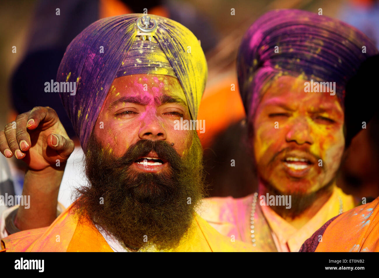 Nihangs oder Sikh Krieger mitten in der gelben Farbe während Holi-Fest mit Feier der Hola Mohalla an Anandpur sahib Stockfoto