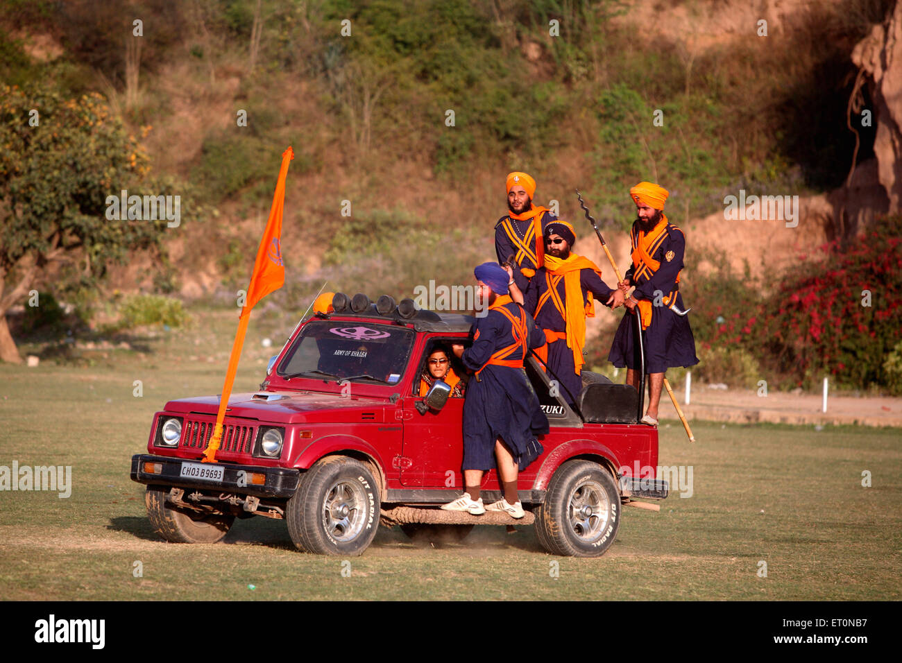 Nihangs oder Sikh Kriegern während der Hola Mohalla Feier bei Anandpur Sahib in Rupnagar in Maruti Suzuki fahren Stockfoto