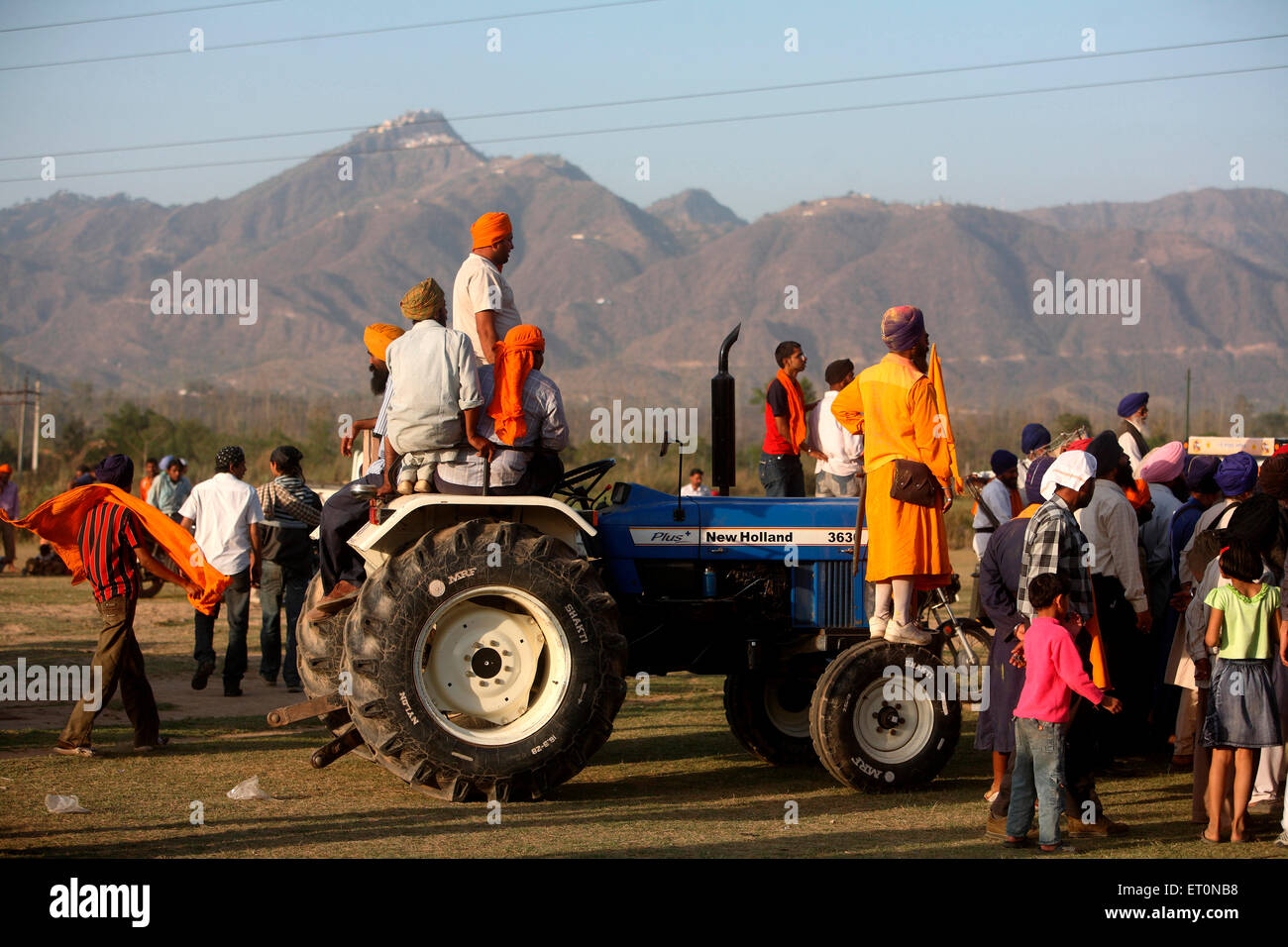Menschen beobachten Stunts während der Hola Mohalla Feier bei Anandpur Sahib in Rupnagar Bezirk; Punjab; Indien Stockfoto