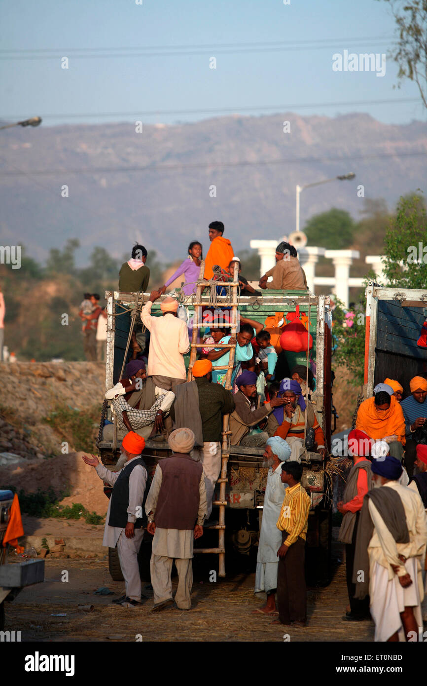 Anhänger an Bord der LKW nach Hola Mahalla Feier im Anandpur Sahib in Rupnagar Bezirk; Punjab; Indien Stockfoto