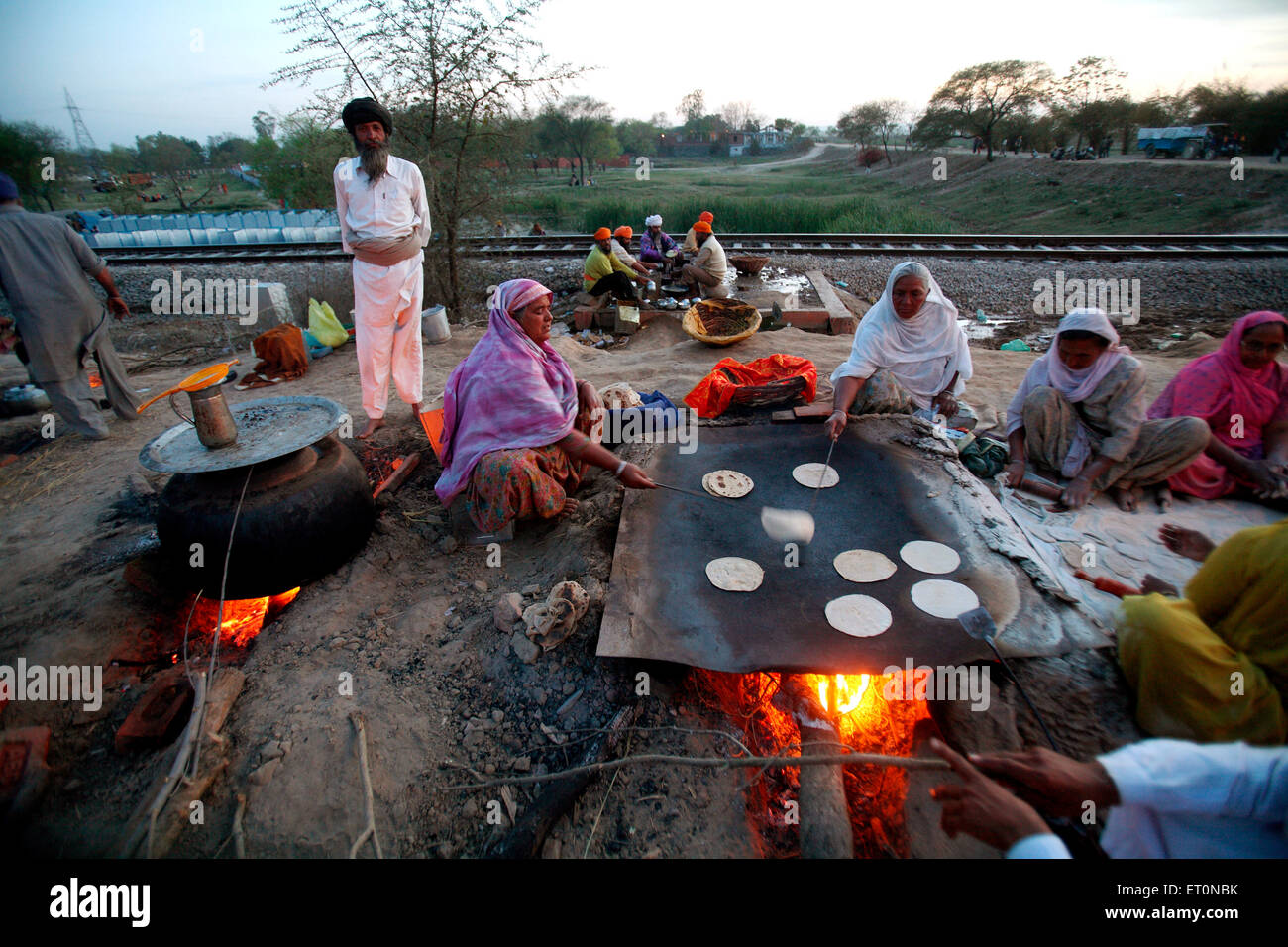 Damen machen Rotis gekocht in große Behälter in Gemeinschaftsküche bei Anandpur Sahib in Rupnagar Bezirk; Punjab; Indien Stockfoto