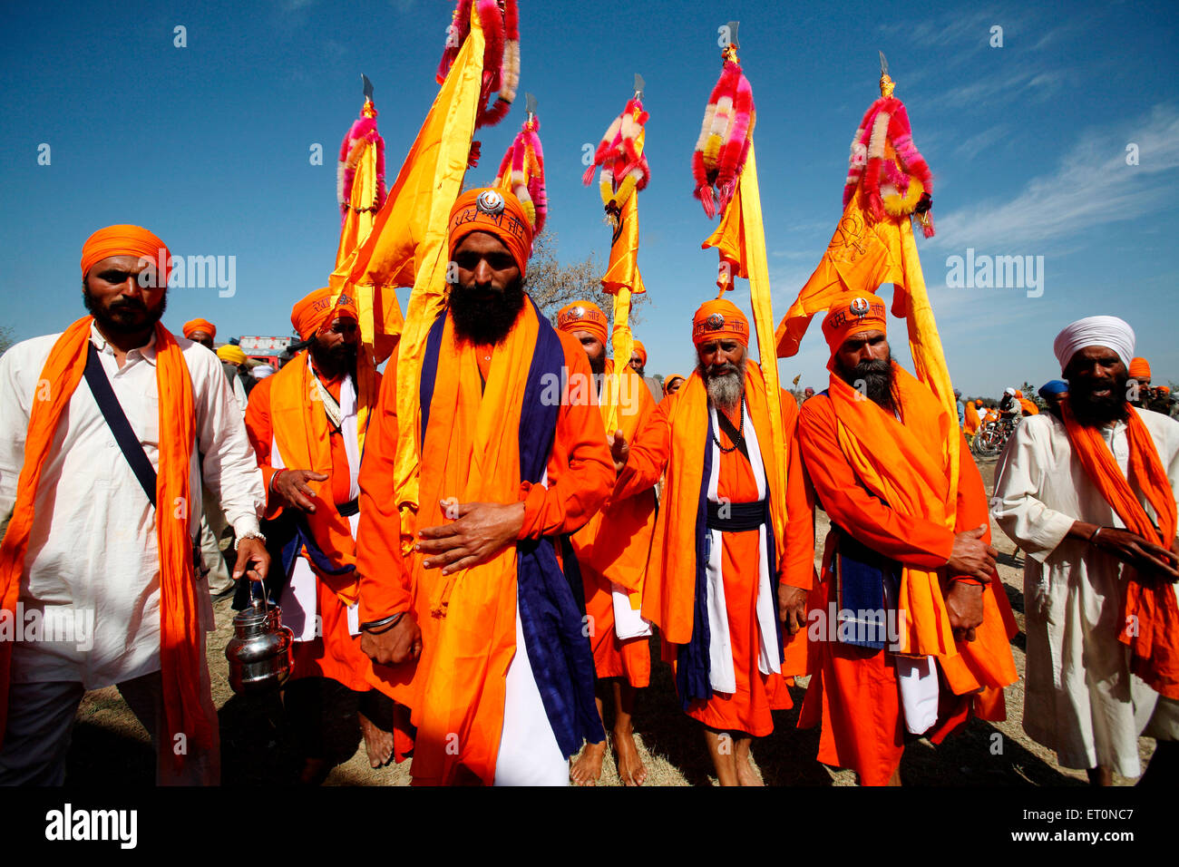 Sikh Guru Panj Pyaare fünf geliebten führenden Prozession und Heilige Nishansahib in Anandpur Sahib in Rupnagar trägt Stockfoto