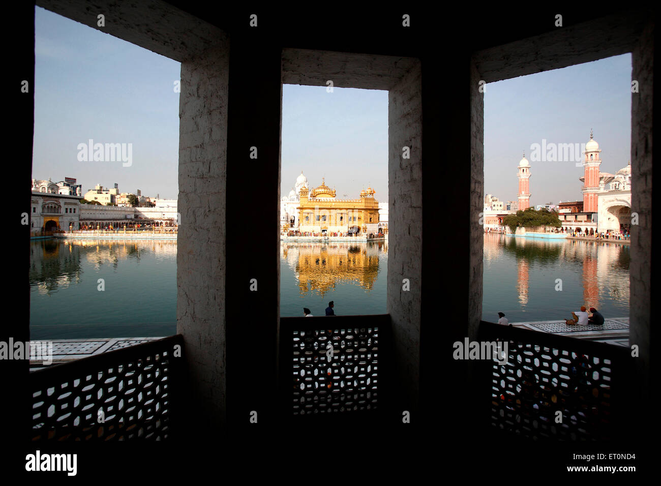 Blick auf Harmandir Sahib oder Darbar Sahib oder Golden Tempel, umgeben von See zusammen mit Uhrturm Ramgarhia Bunga Stockfoto