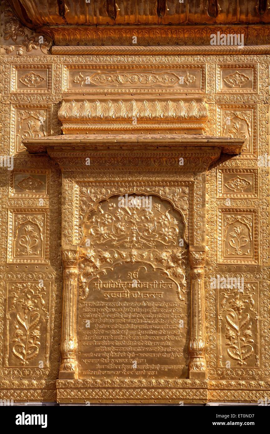 Nahaufnahme von Blumenkunst Arbeit auf Goldplatten Harmandir Sahib oder Darbar Sahib oder Golden Tempel Stockfoto