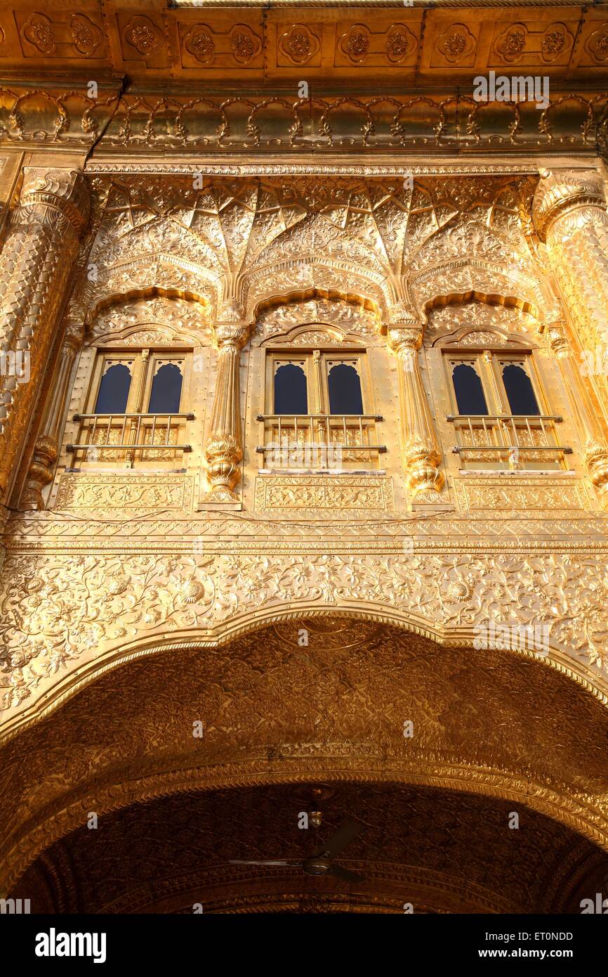 Florale Kunstwerke auf Goldplatten Harmandir Sahib oder Darbar Sahib oder goldenen Tempel in Amritsar hervorheben; Punjab; Indien Stockfoto