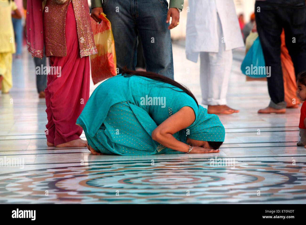 Mädchen, die Verbeugung zollen ihr Harmandir Sahib oder Darbar Sahib oder goldenen Tempel in Amritsar; Punjab; Indien Stockfoto