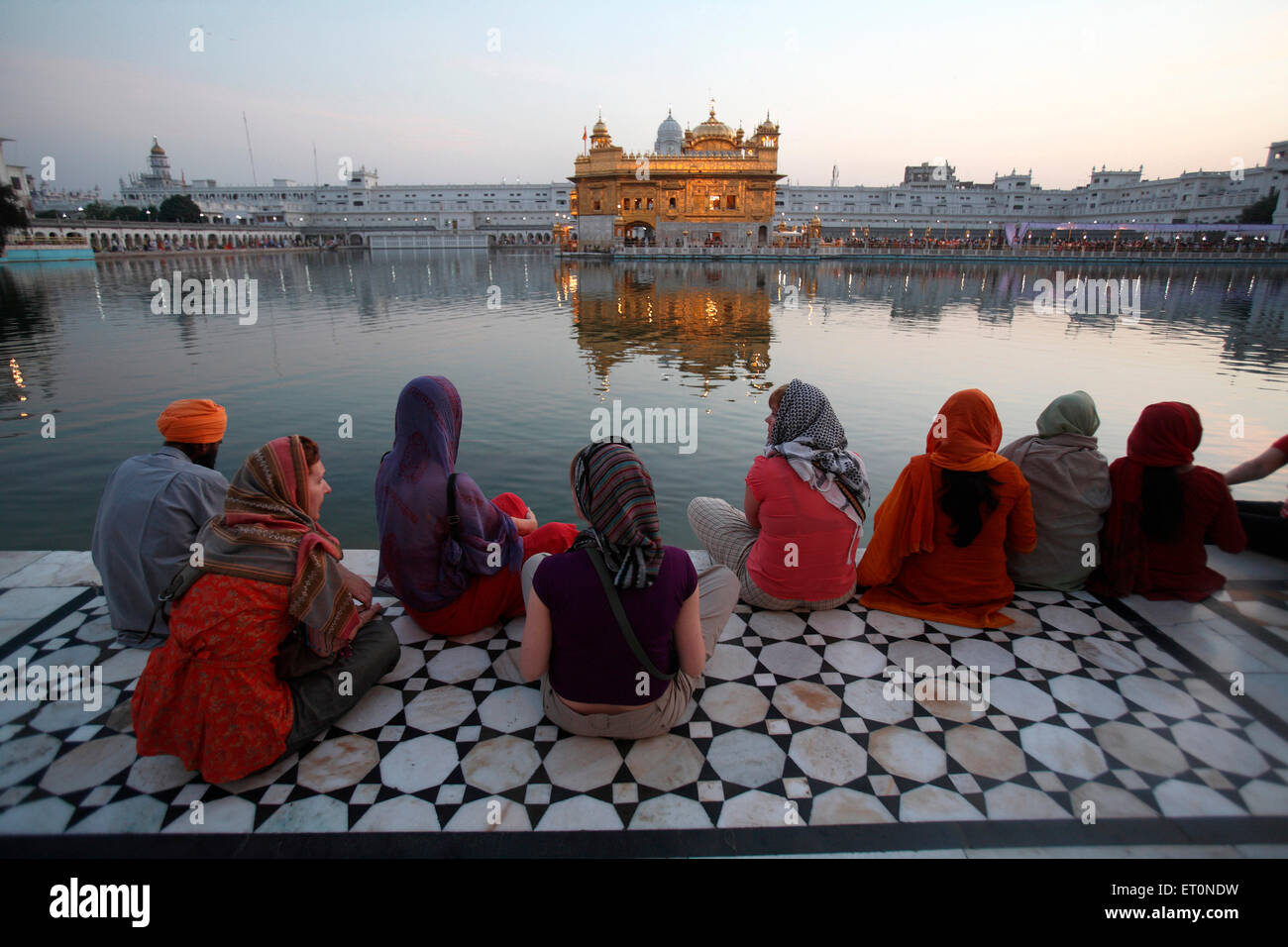 Gruppe von ausländischen Frauen Tourist sitzt an Harmandir Sahib oder Darbar Sahib oder goldenen Tempel in Amritsar; Punjab; Indien Stockfoto