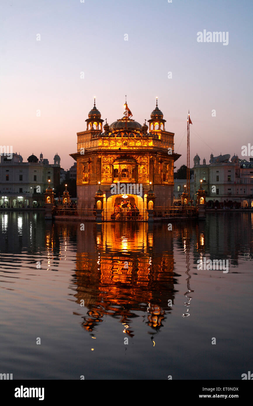 Glühen von Harmandir Sahib oder Darbar Sahib oder Golden Tempel Spiegelbild im See in Amritsar; Punjab; Indien Stockfoto