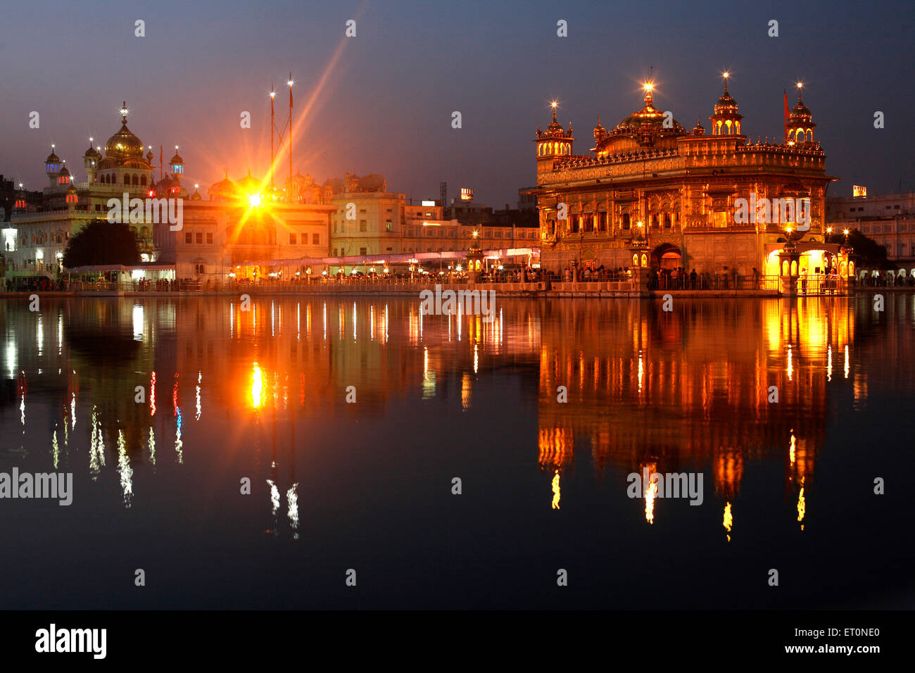 Glühen von Harmandir Sahib oder Darbar Sahib oder Golden Tempel Spiegelbild im See in Amritsar; Punjab; Indien Stockfoto