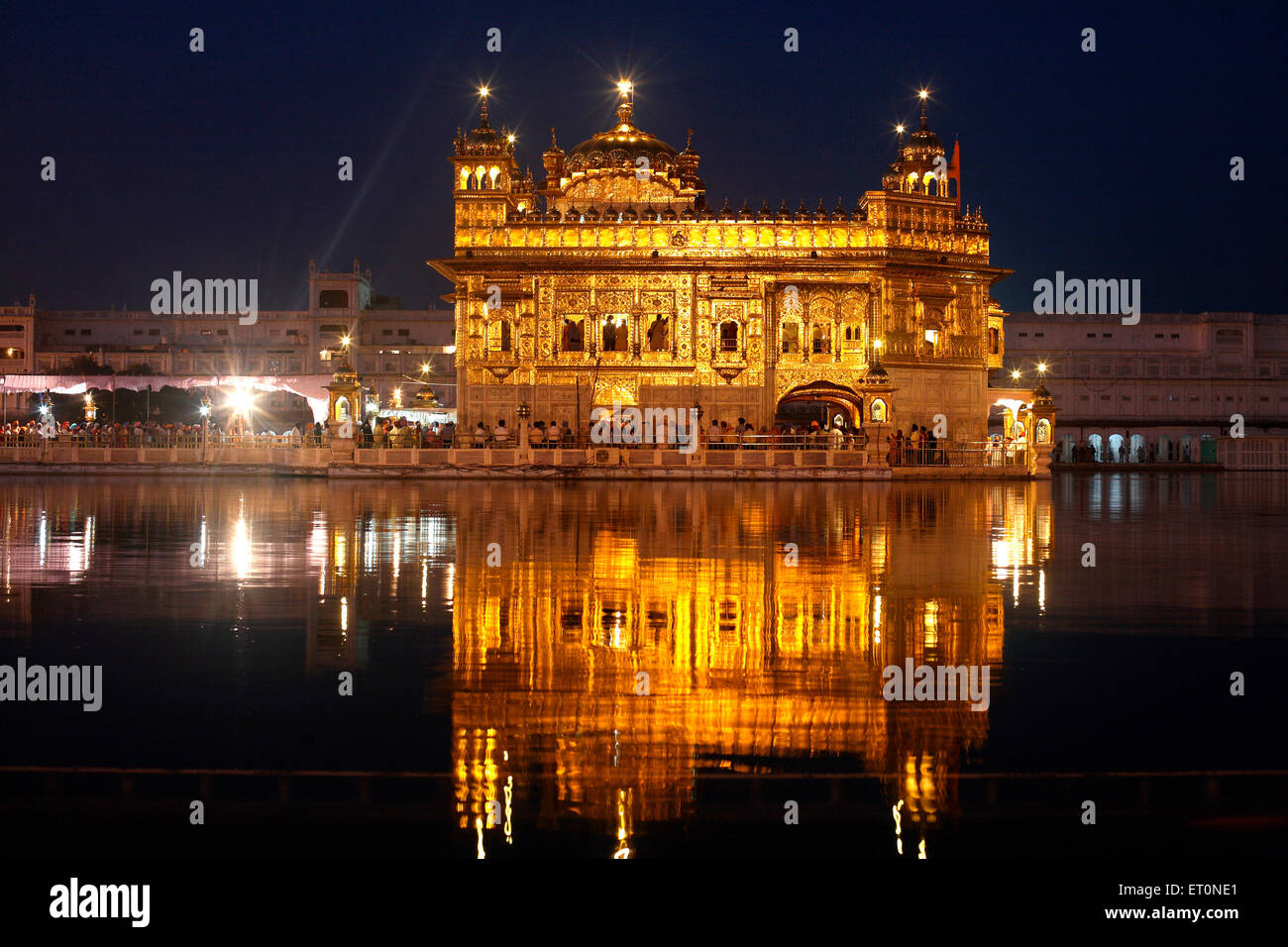 Glühen von Harmandir Sahib oder Darbar Sahib oder Golden Tempel Spiegelbild im See in Amritsar; Punjab; Indien Stockfoto