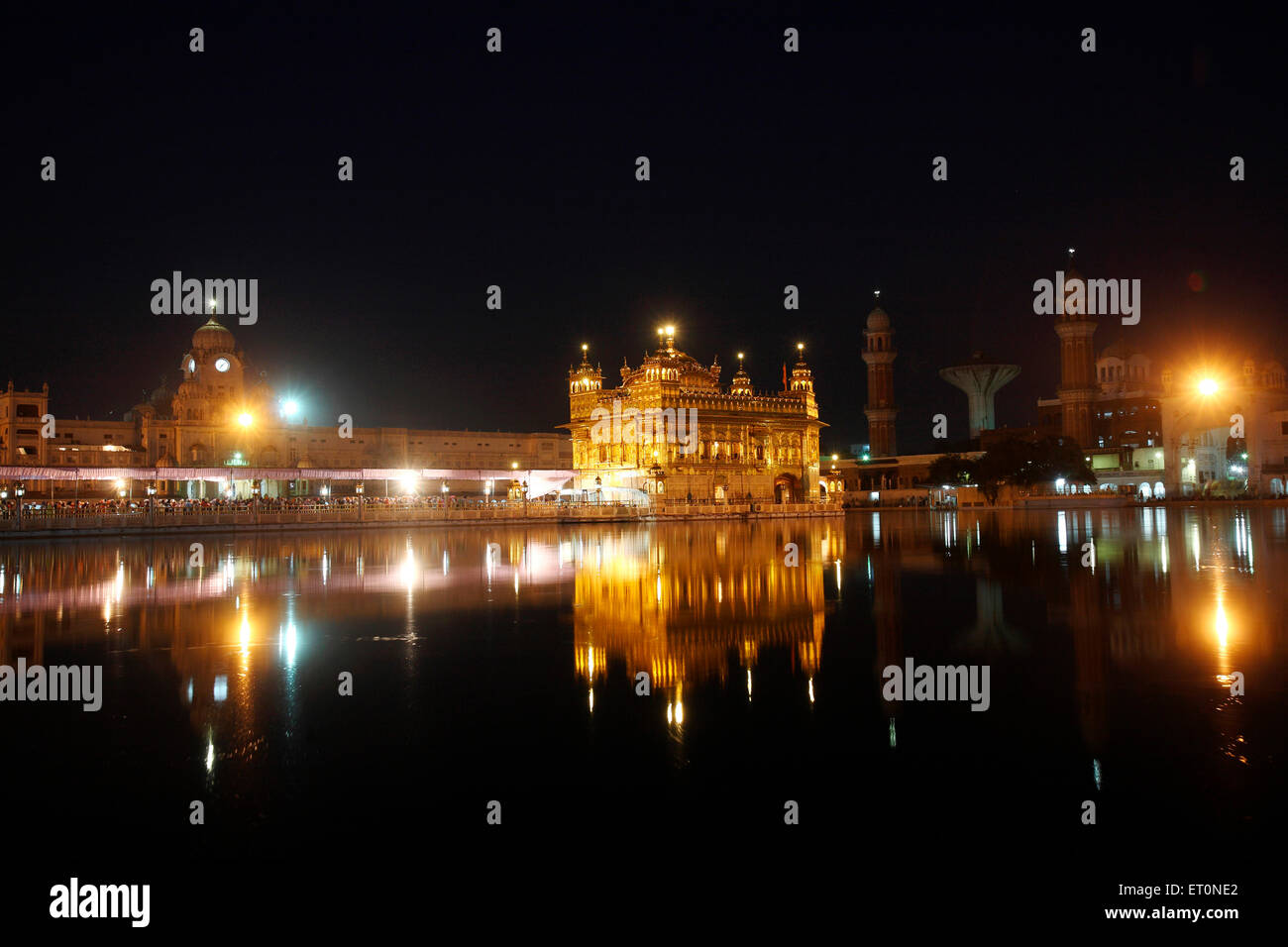 Beleuchteten Harmandir Sahib oder Darbar Sahib oder goldenen Tempel und Türme von Ramgarhia Bunga Spiegelbild im See in Amritsar Stockfoto