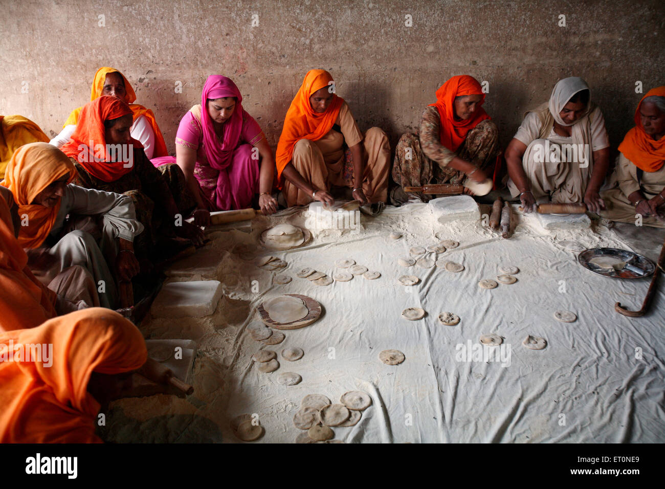 Frauen, die Brot machen, Gemeinschaftsküche, Goldener Tempel, Sri Harmandir Sahib, Amritsar, Punjab, Indien Stockfoto