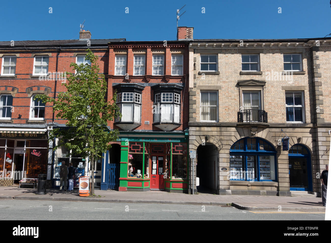 Malerische Geschäfte in der ruhigen Markt Stadt Llanidloes in mid Wales. Stockfoto