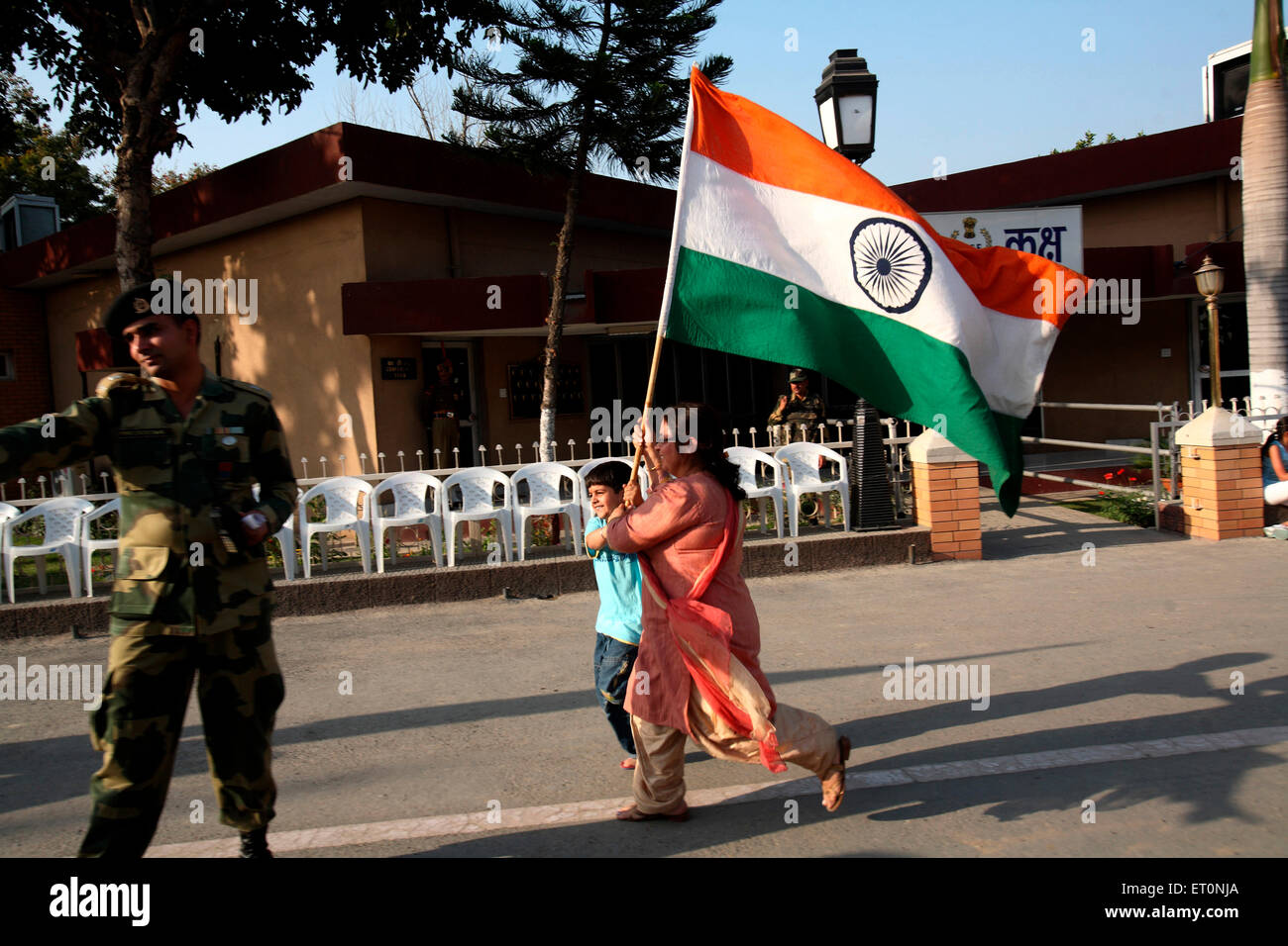 Lady und ihr Sohn mit nationalen Trikolore von Indien an Wagah Grenze; Amritsar; Punjab; Indien nicht Herr Stockfoto