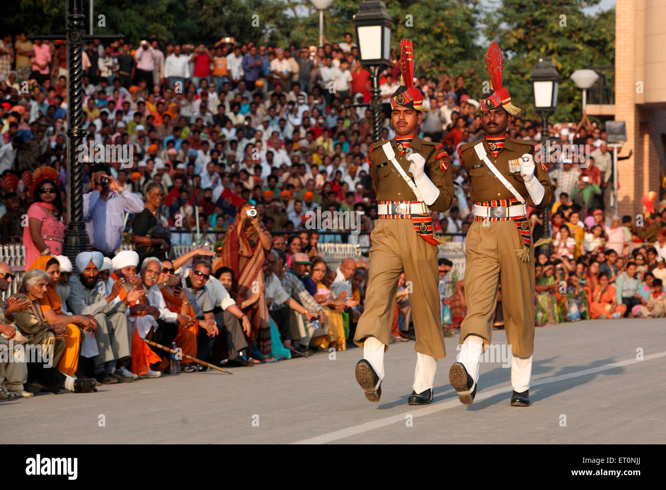 Indische BSF, Grenze Security Force Soldaten Parade vor Beginn der Änderung der Wachzeremonie ; Wagah Grenze ; Amritsar ; Punjab ; Indien ; Asien Stockfoto