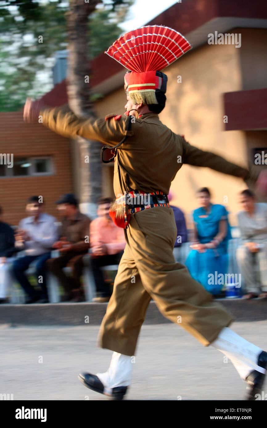 Grenze zu Indien Sicherheit Kraft Soldat tun Parade vor dem Start der Wachablösung an Wagah Grenze ändern Stockfoto
