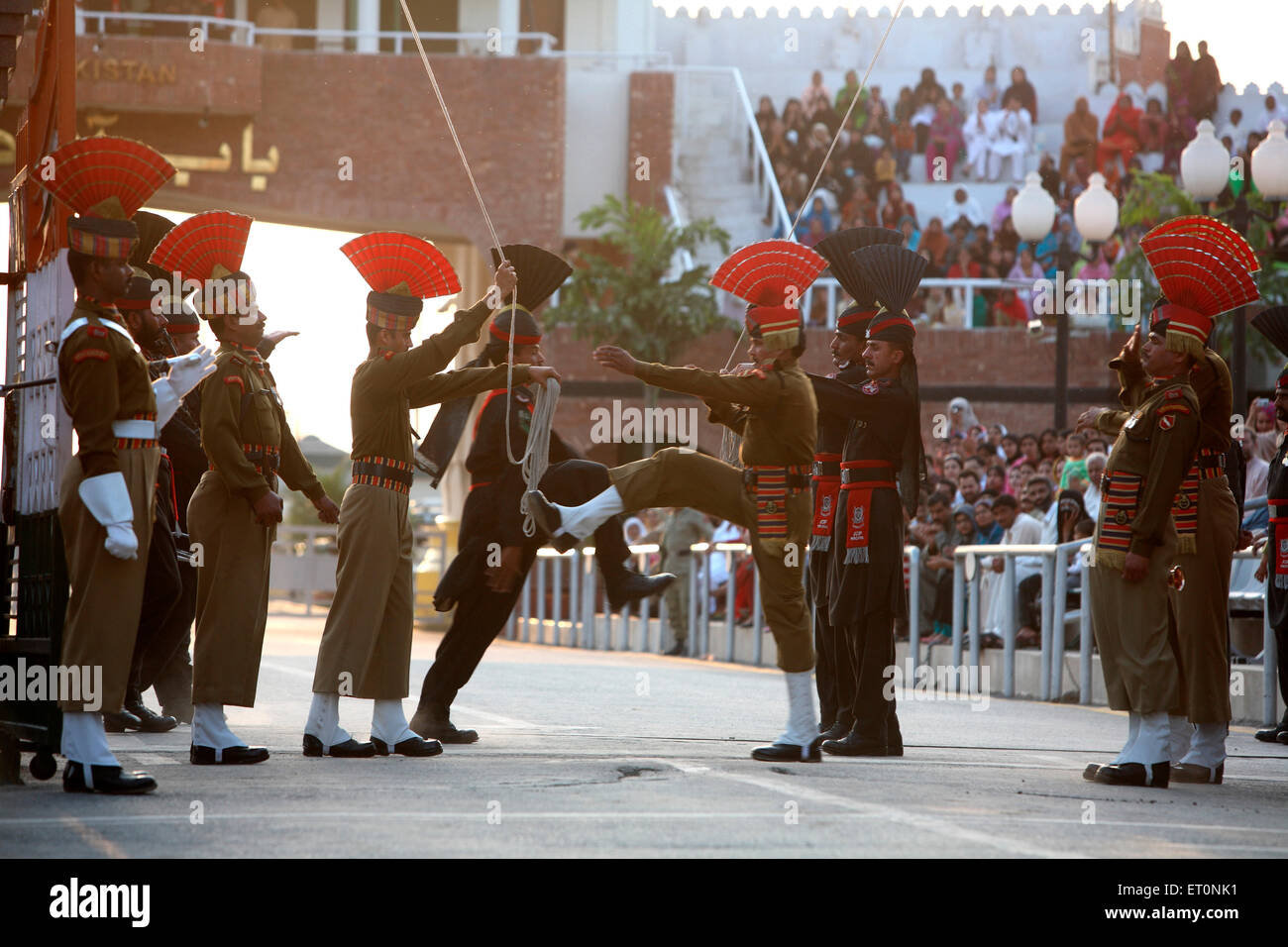 Indische Border Security Force Soldaten und Pakistanischen Amtskollegen tun Parade vor dem Start ändern von guard Zeremonie wagah border Punjab Indien Stockfoto
