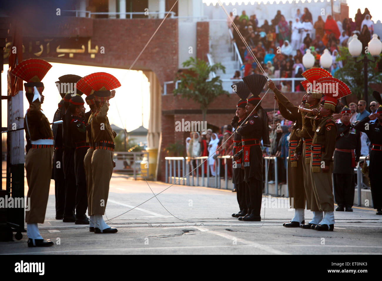 Indischer Grenzsoldaten Sicherheit Kraft und pakistanischen Amtskollegen tun Parade vor dem Start zu ändern, der Wache Zeremonie Stockfoto