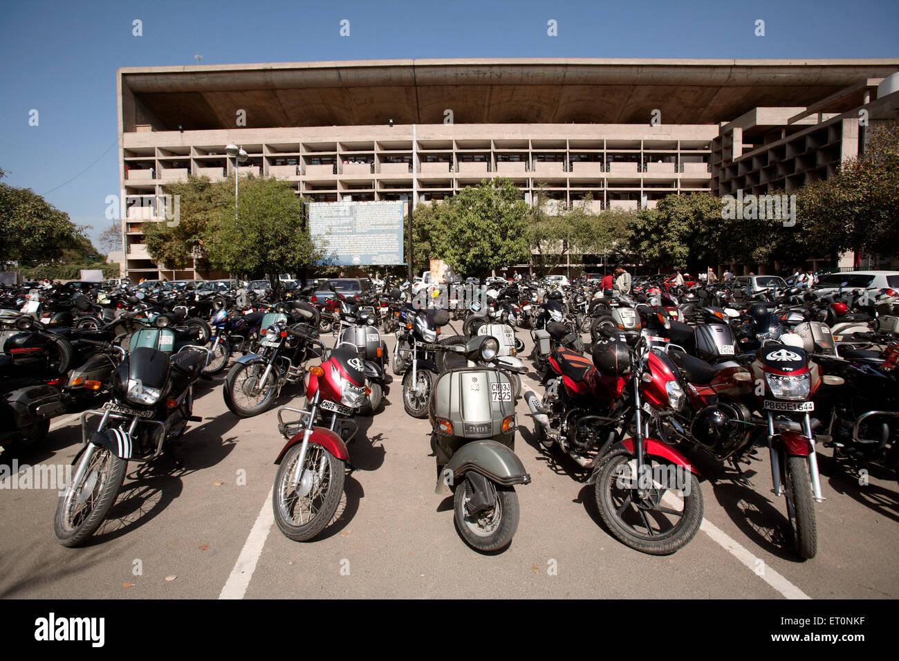 Zweiräder im High Court Gebäudefläche von Chandigarh geparkt; Gebiet der Union; Indien Stockfoto