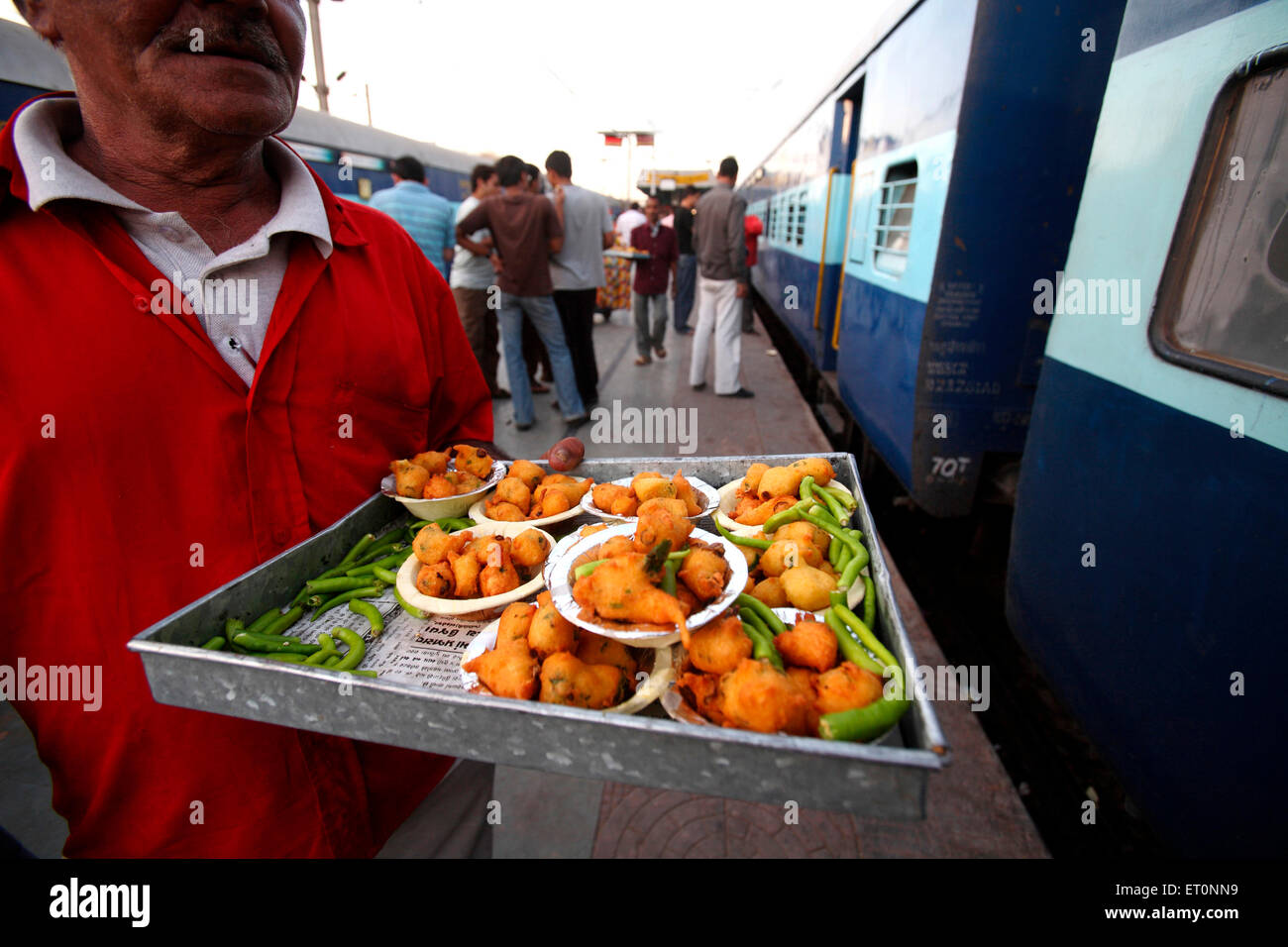 batata wada Green Chili Vendor am Bahnhofsplatz, Chandigarh, Union Territory, UT, Indien, Indianer Stockfoto