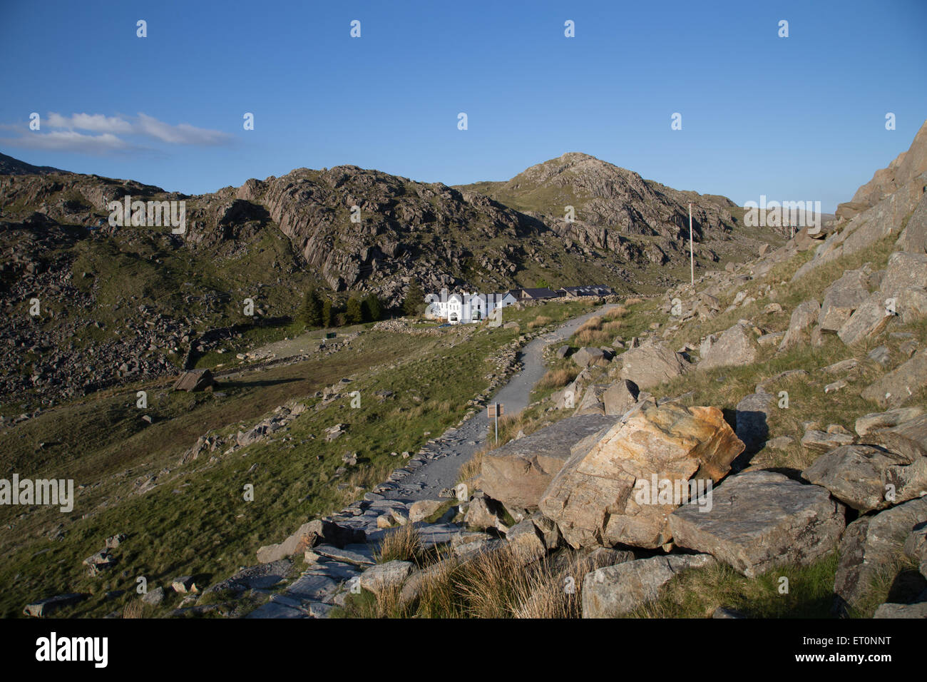 Mit Blick auf Stift y weitergeben Llanberis Pass, aus dem Snowdon PYG Pfad an einem klaren sonnigen Sommernachmittag Stockfoto