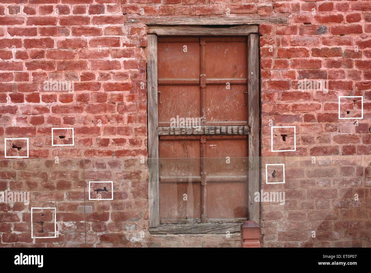 Aufzählungszeichen markiert auf erhaltene Mauer bei Jalianwala Bagh sichtbar; Amritsar; Punjab; Indien Stockfoto
