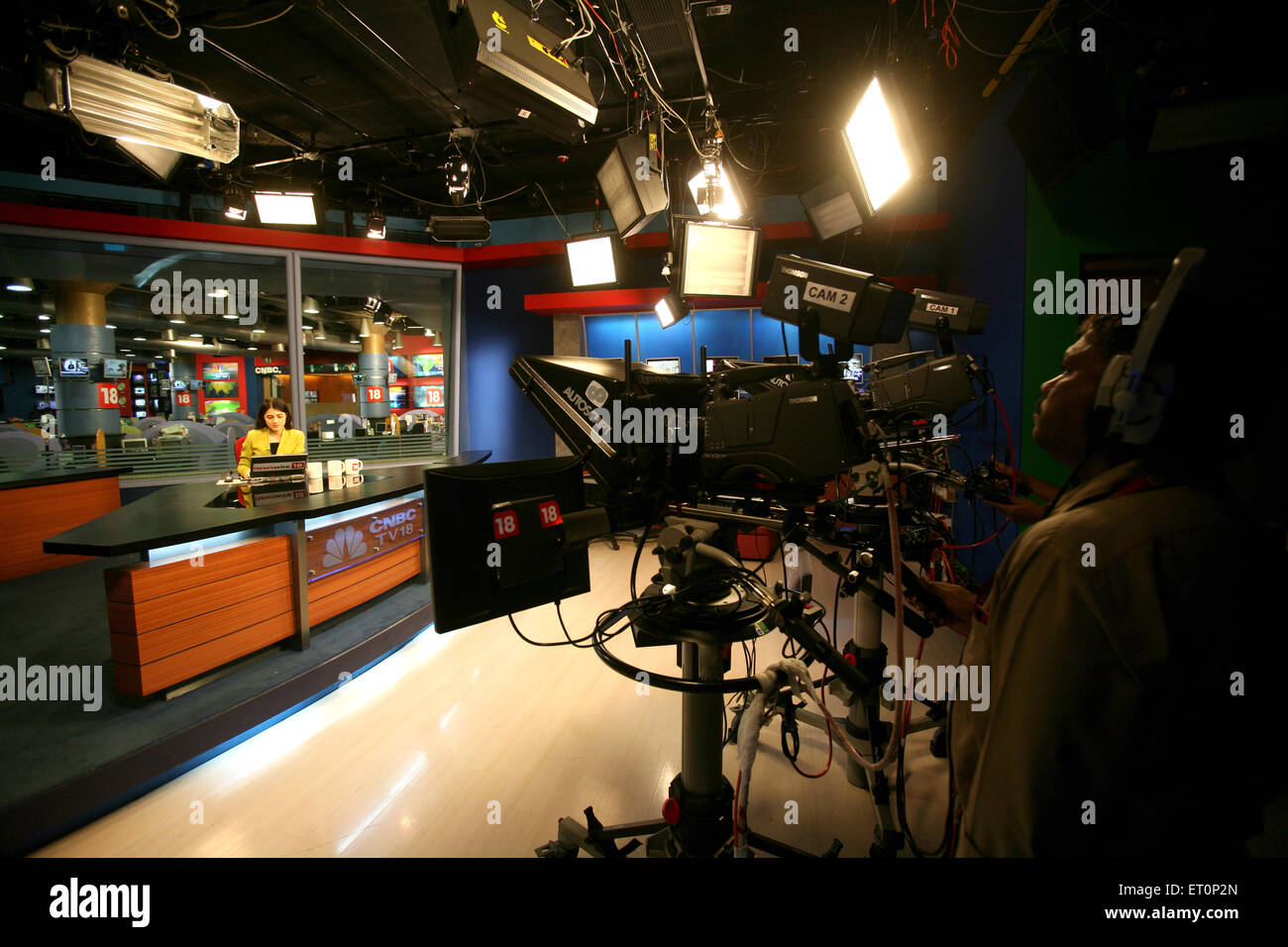 Kameramann schießen Anker mit Nachrichten in Newsroom von CNBC TV 18 Kanal, Bombay, Mumbai, Maharashtra, Indien, Asien Stockfoto