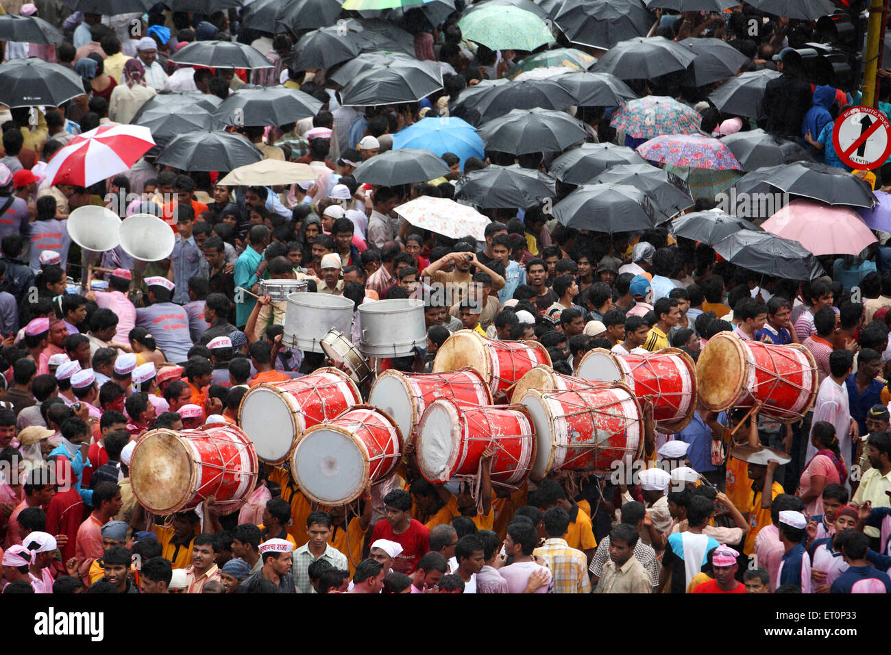 Musiktrommeln, schwarze Regenschirme, Ganesh Festival, Bombay, Mumbai, Maharashtra, Indien Stockfoto