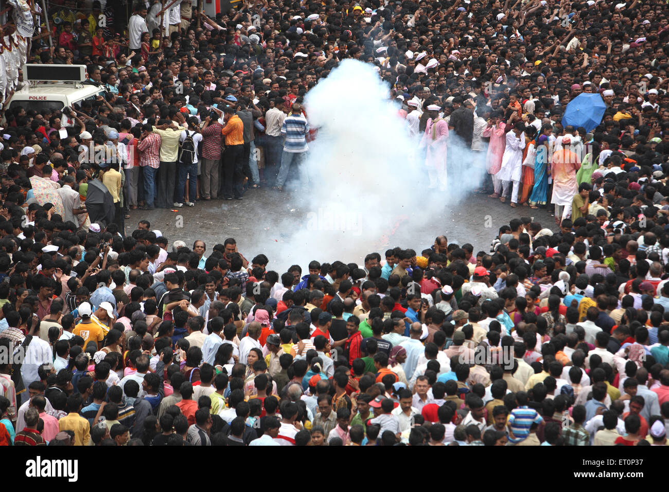 Cracker Smog Formen während Anhänger Ganesh Immersion in Bombay Mumbai beobachten; Maharashtra Stockfoto