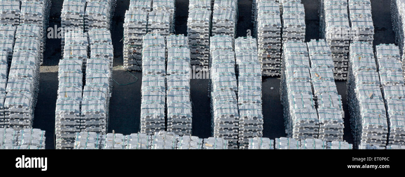 Import Export Handel von Aluminium oder Aluminium Barren auf Kai gestapelt warten Weitertransport vom Hafen von Koper Slowenien Halbinsel Istrien Stockfoto