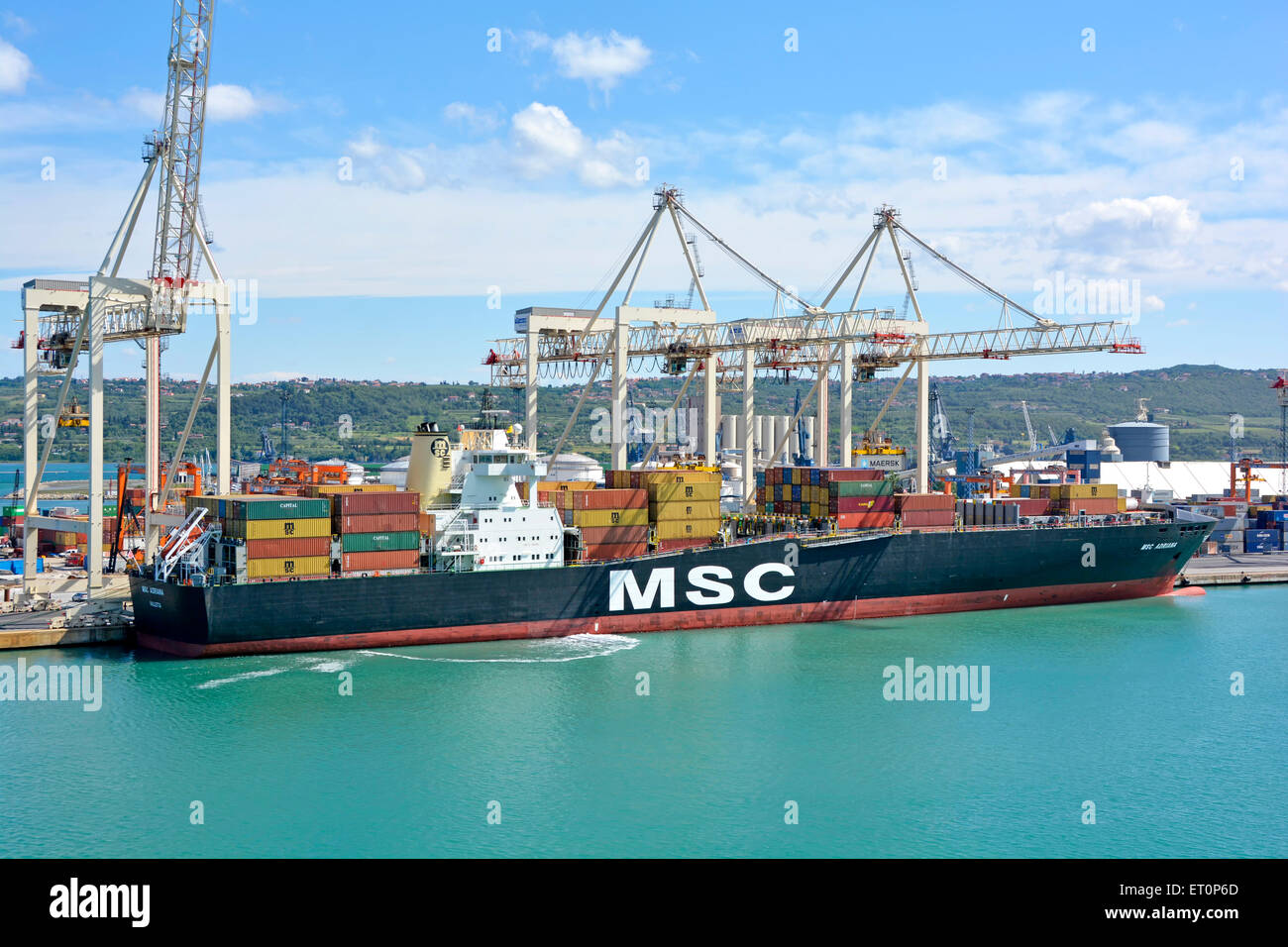 Nahaufnahme des Containerschiffes MSC Adriana, das im Hafen von Koper, Slowenien, an der Adria der istrischen Halbinsel, angedockt ist Stockfoto
