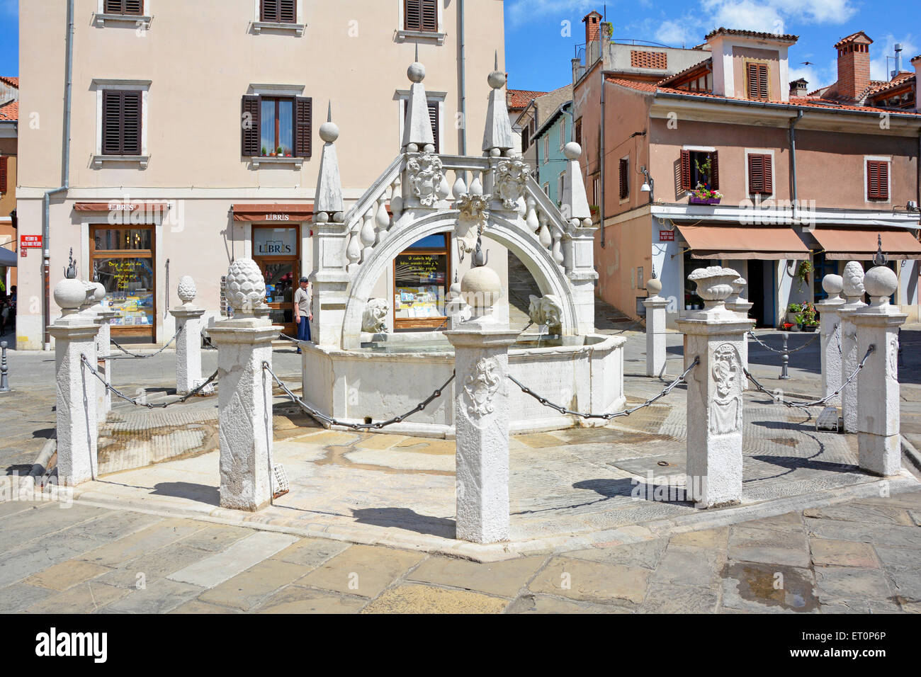 Prešerenplatz Koper, Slowenien, Istrien, die Da Ponte Brunnen und Pilaster sagte lose auf der Rialtobrücke in Venedig modelliert werden Stockfoto