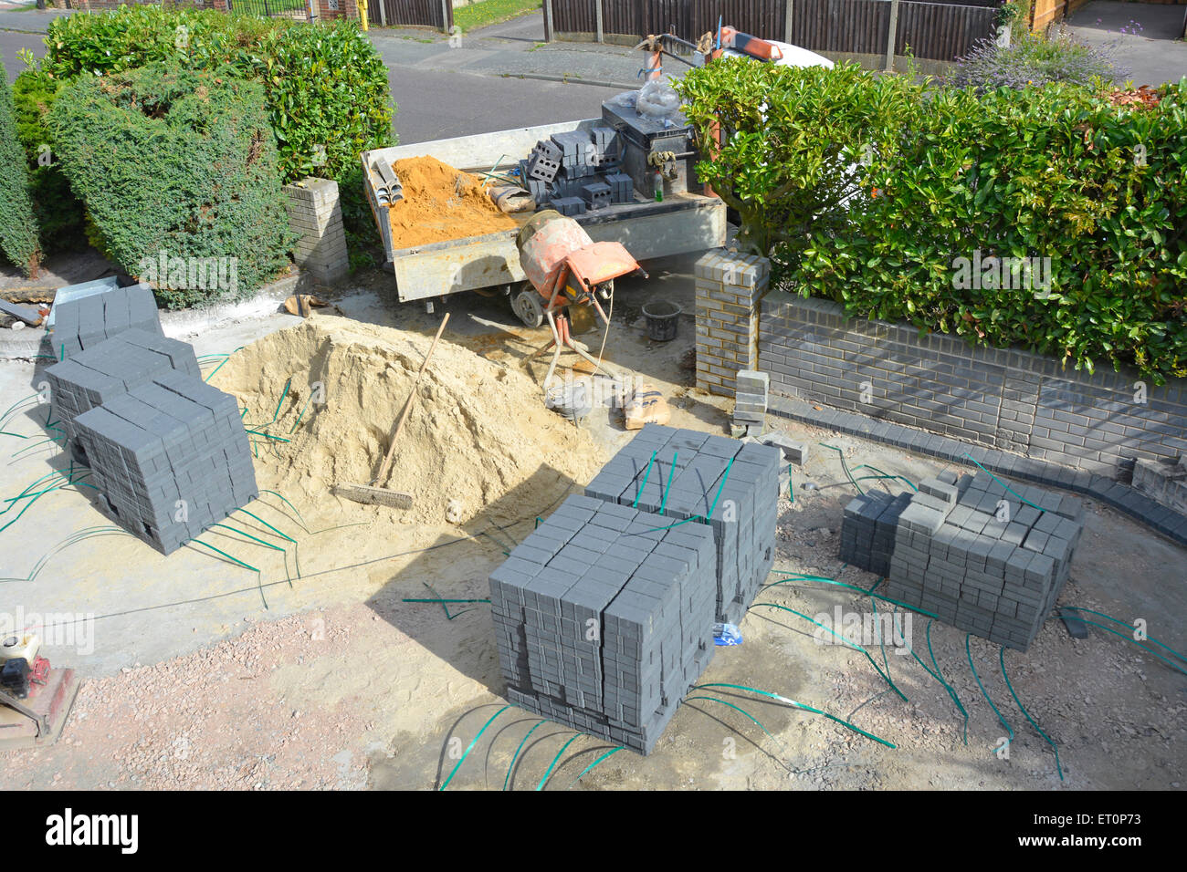 Sand und Pflastersteine im Vorgarten von Wohneigentum schaffen ein neues Auto Zufahrt nach Entfernung der alten Betonplatten Essex England Großbritannien Stockfoto