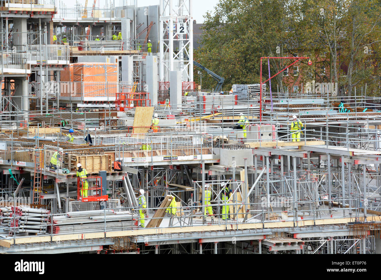 Baustelle modulare Schalung und Gerüst Geräte im Einsatz auf dem Bau von Gebäude Überbau South London England Großbritannien Stockfoto