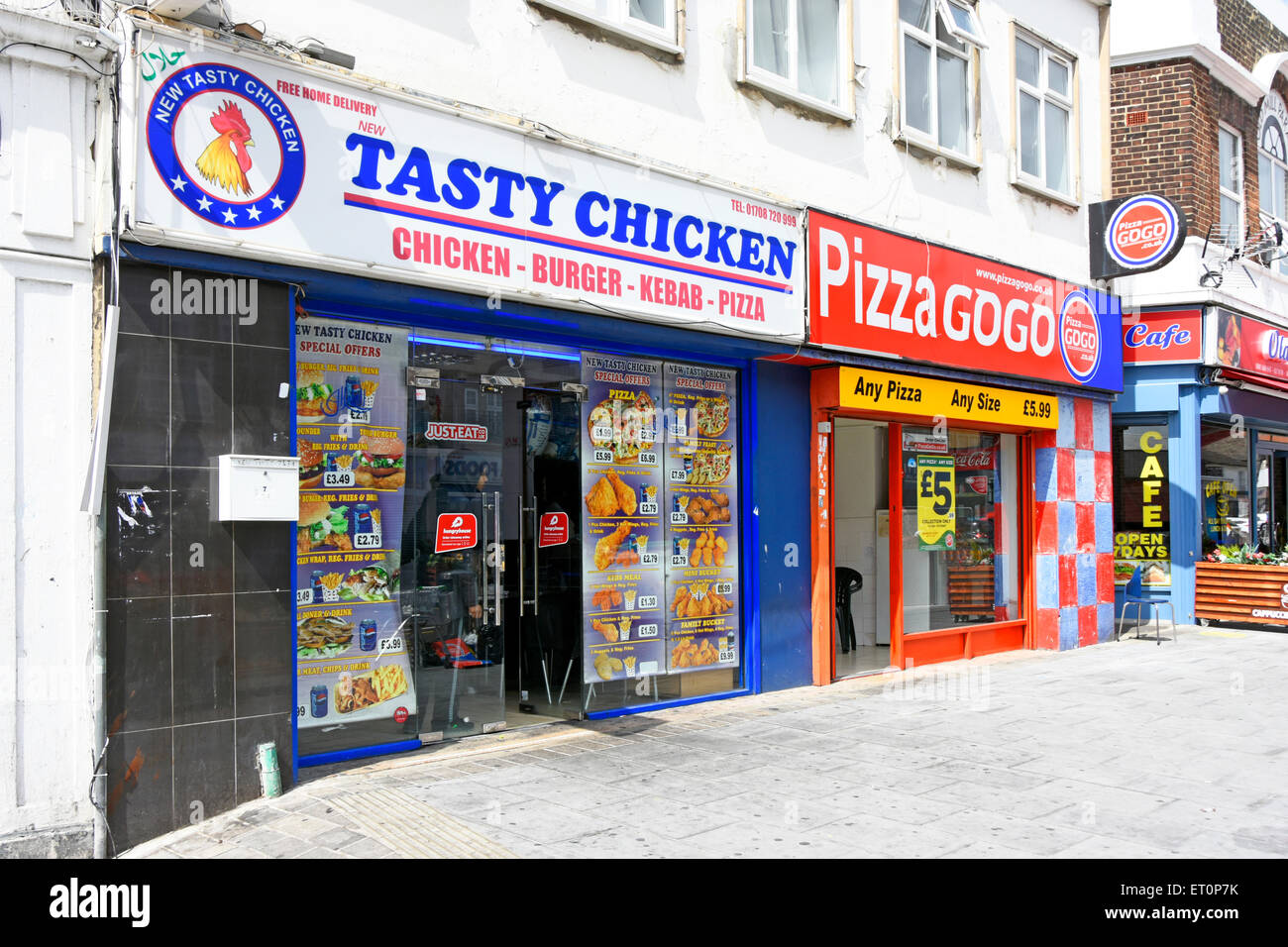 Chicken Pizza und Cafe unabhängige Geschäftsräume in Konkurrenz nebeneinander in Romford East London England Großbritannien Stockfoto