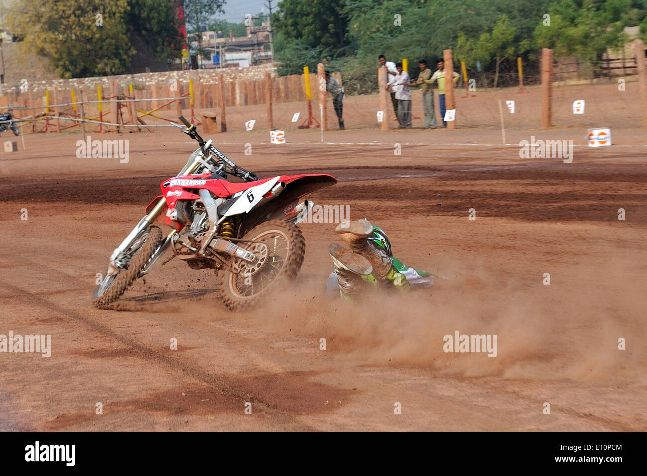 Biker Herunterfallen während Golf Cup Dirt Track Racing; Jodhpur; Rajasthan; Indien Stockfoto