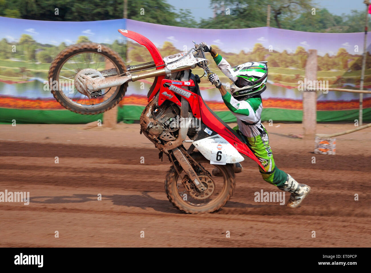 Biker Motorrad Stunt in Golf Cup Dirt Track racing zeigen; Jodhpur; Rajasthan; Indien Stockfoto