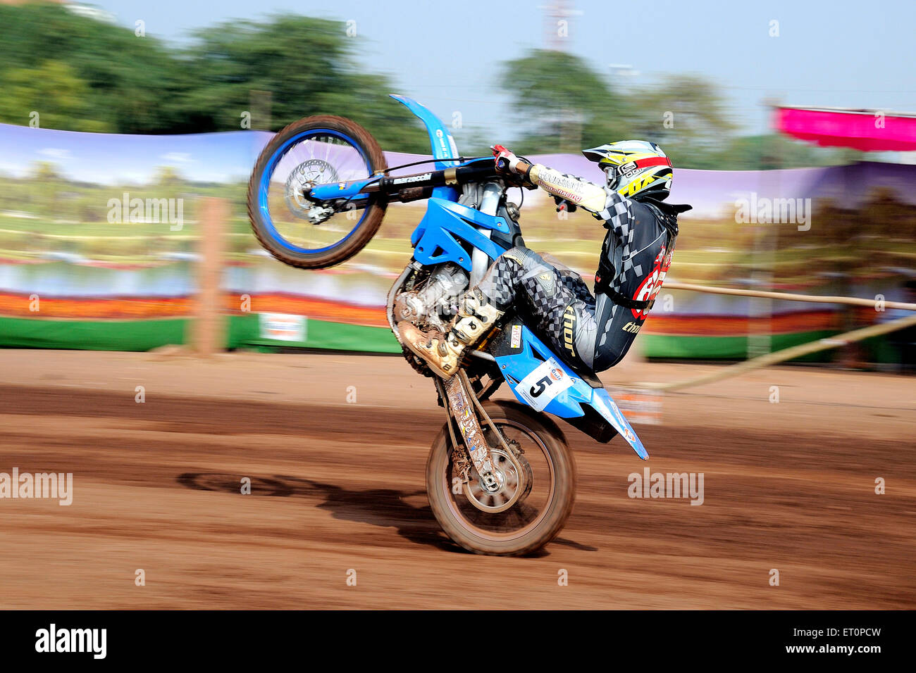 Biker Motorrad Stunt in Golf Cup Dirt Track racing zeigen; Jodhpur; Rajasthan; Indien Stockfoto