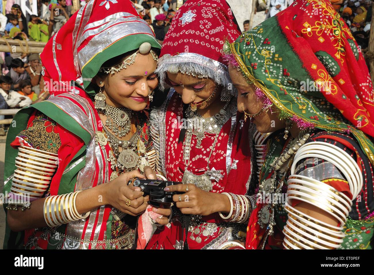 Mädchen in traditionellen Schmuck und Rajasthani Kostüm Blick in die Kamera; Pushkar fair; Rajasthan; Indien nicht Herr Stockfoto
